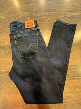 Levi’s 711 Skinny Jeans 
Size: 30X30
Dark Wash